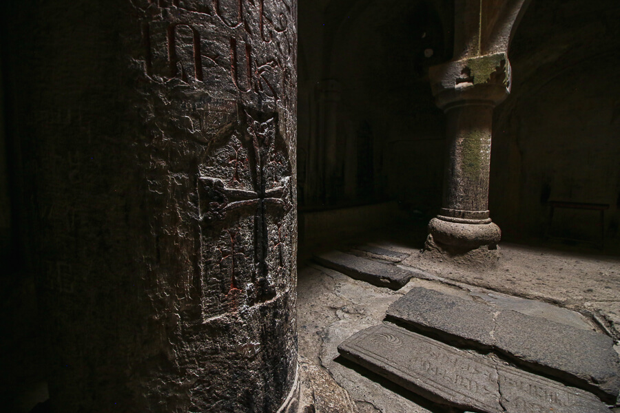 gravures sur les piliers du monastère de Geghard