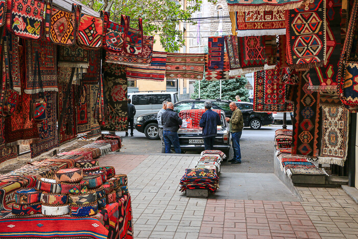 vernissage market vendeurs de tapis erevan armenie