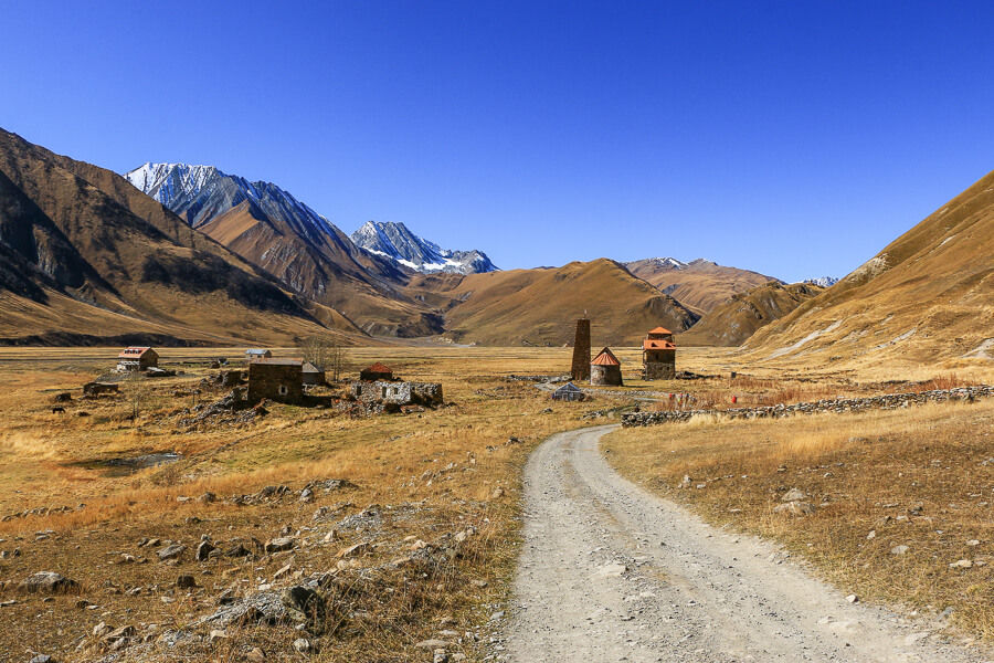 vallée de truso, villages abandonnés et sommets du Caucase, géorgie