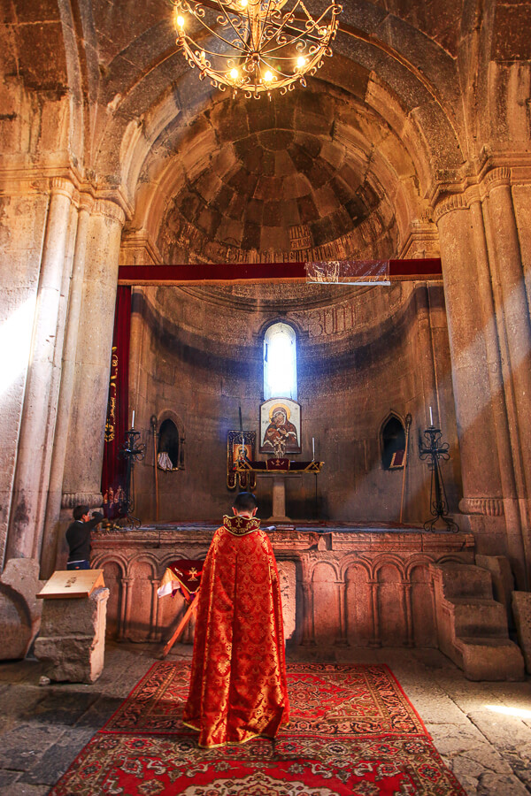prêtre monastère de Goshavank en Arménie