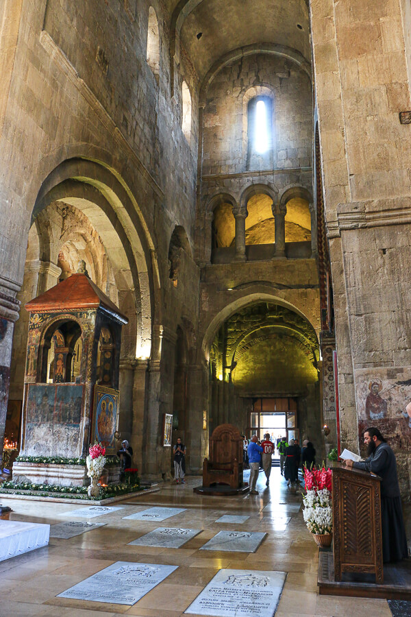 cathédrale de Mtskheta visite intérieur tombeaux au sol