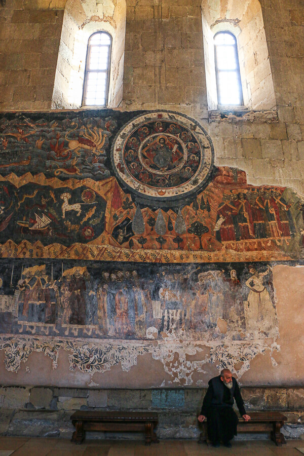 prêtre et mur de peinture cathédrale de Mtskheta
