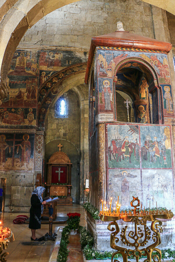 femme priant dans la cathédrale de Mtskheta Géorgie