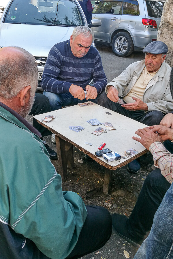 hommes jouant aux cartes géorgie