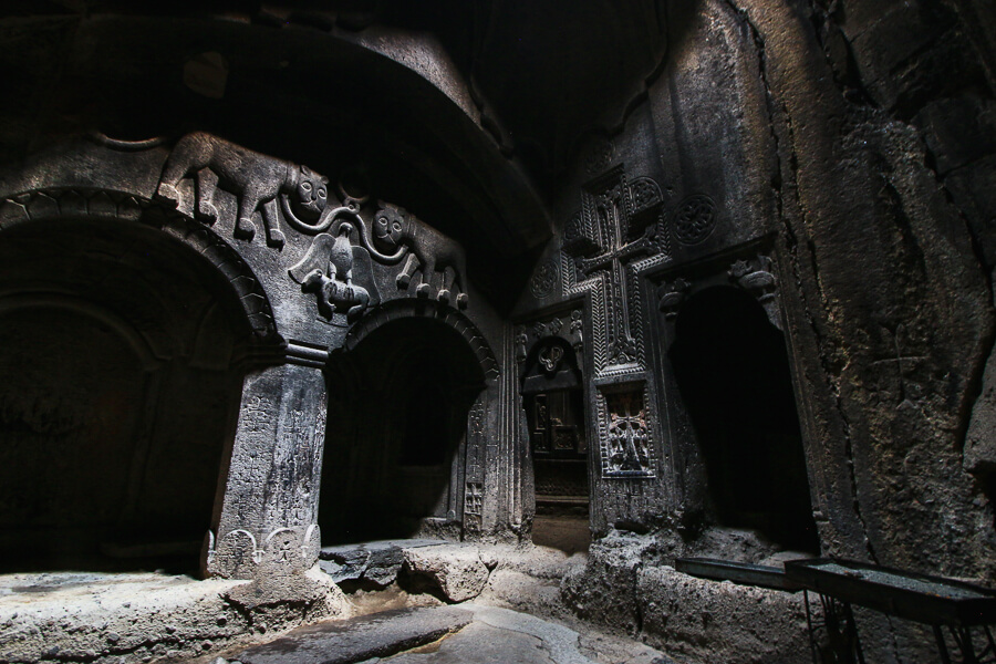 intérieur du monastere troglodyte de Geghard