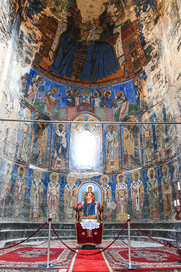intérieur du monastère Akhtala peinture colorée