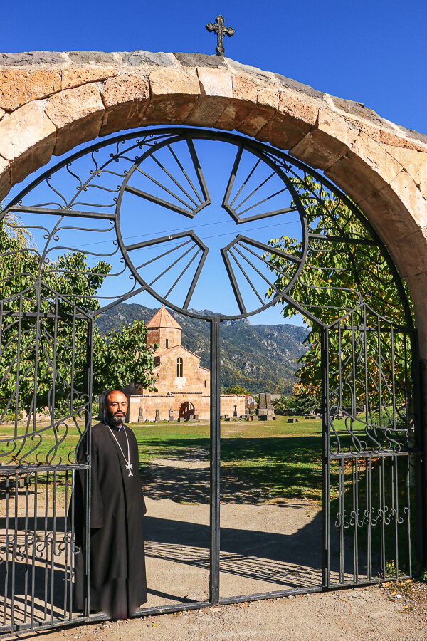 prêtre visite guidée Odzoun Arménie