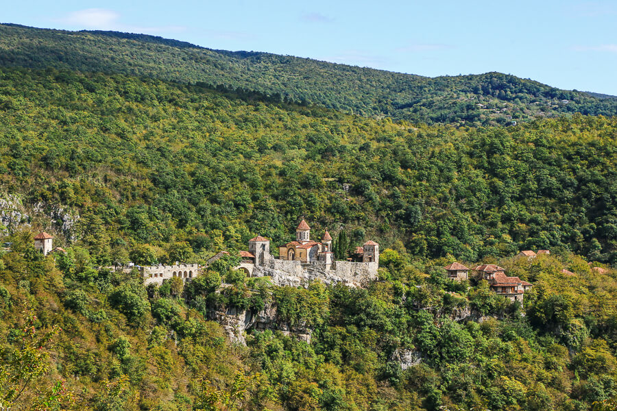 vue sur le monastère de Motsameta sur son piton rocheux