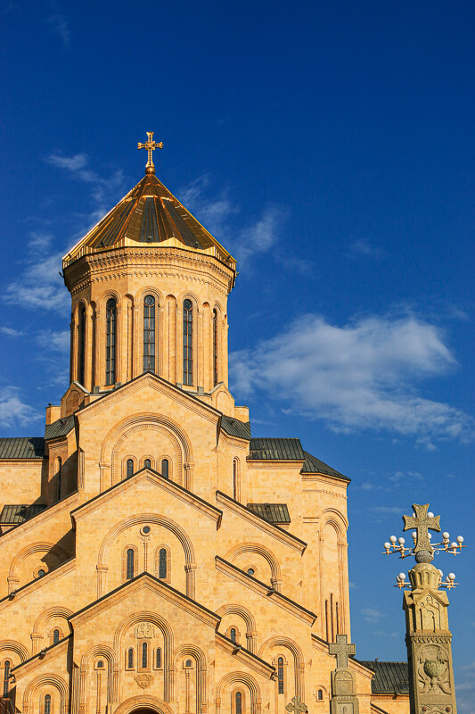 cathédrale de la trinité de Tbilissi au coucher du soleil
