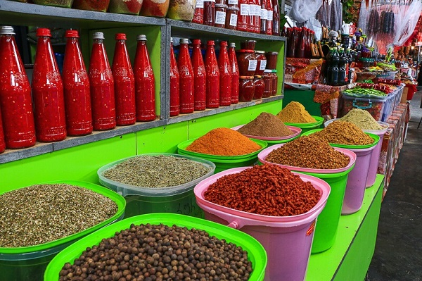 vendeur épices tbilissi marché typique