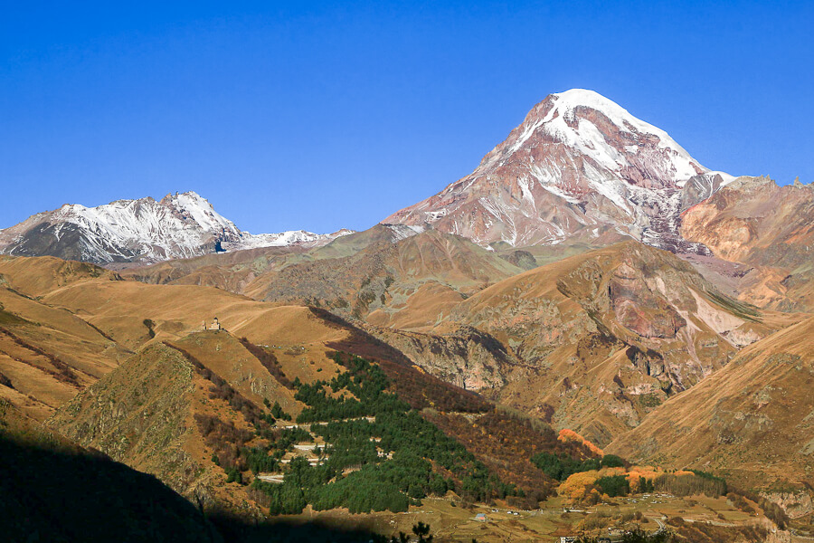 vue kazbegi eglise et mont kazbek caucase georgie