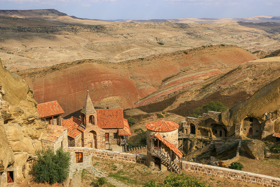 monastère de David Gareja entouré de montagnes rouges Géorgie