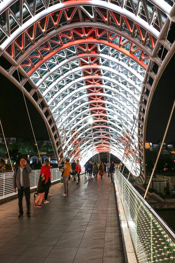 Pont de la paix de nuit illuminé blanc et rouge