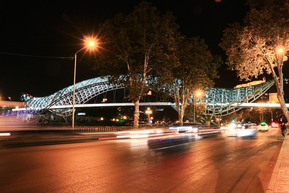 pont de la paix de nuit illuminé