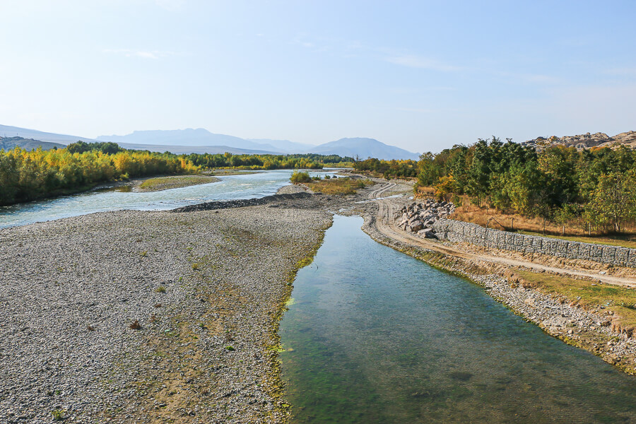 la rivière Koura en Géorgie vers Uplistsikhe