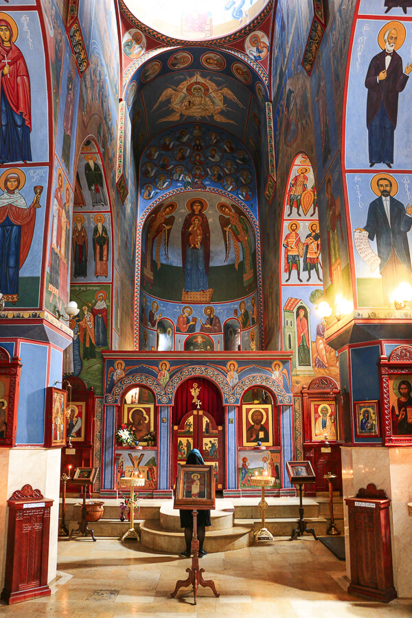peintures colorées monastère Lurji Blue Monastery quartier Vera Tbilissi