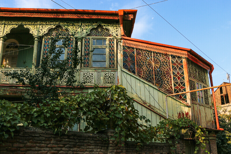 veranda en bois et mosaïque Tbilissi Géorgie