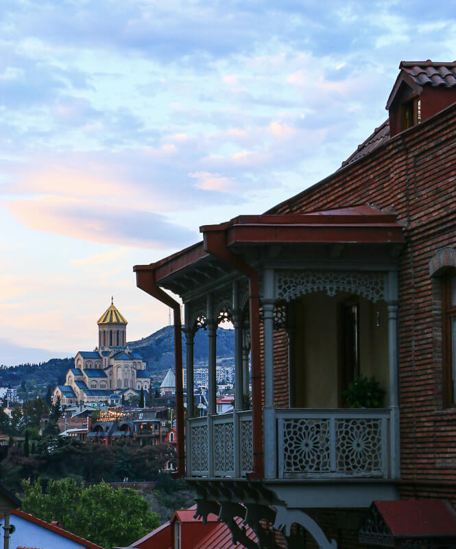 coucher soleil sur cathédrale trinité tbilissi
