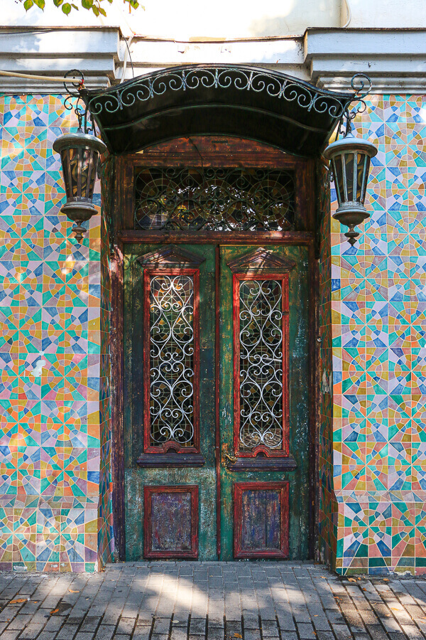 jolie porte et mosaïque Géorgie Tbilissi