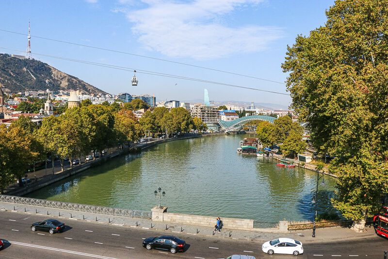 vue rivière Koura et pont de la paix Géorgie