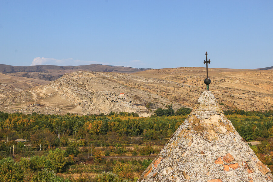 vue sur Uplistsikhe au loin alentours de Tbilissi