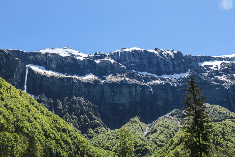 falaises enneigées et cascades vallée du giffre