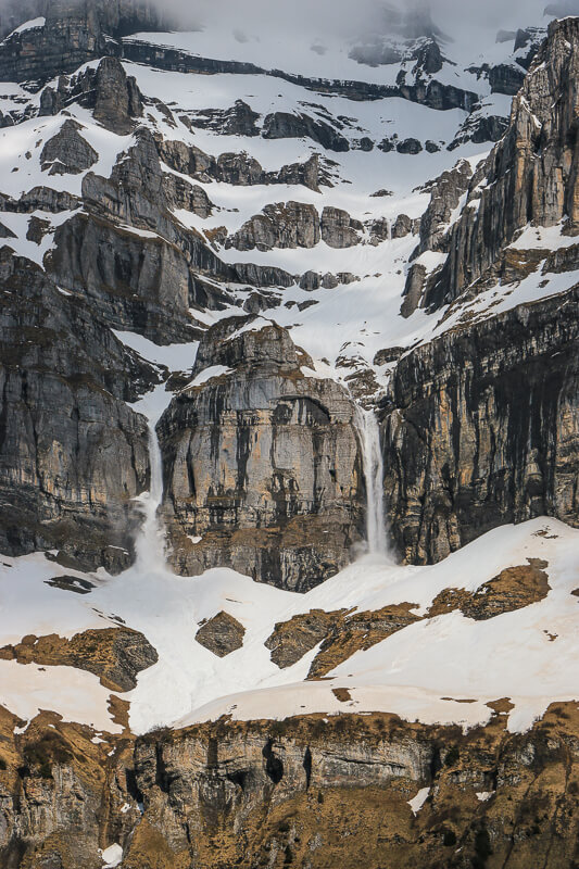 avalanche de neige sur les falaises de sixt-fer-à-cheval