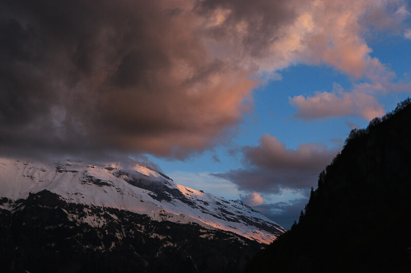 coucher de soleil de feu sur les montagnes de Haute Savoie