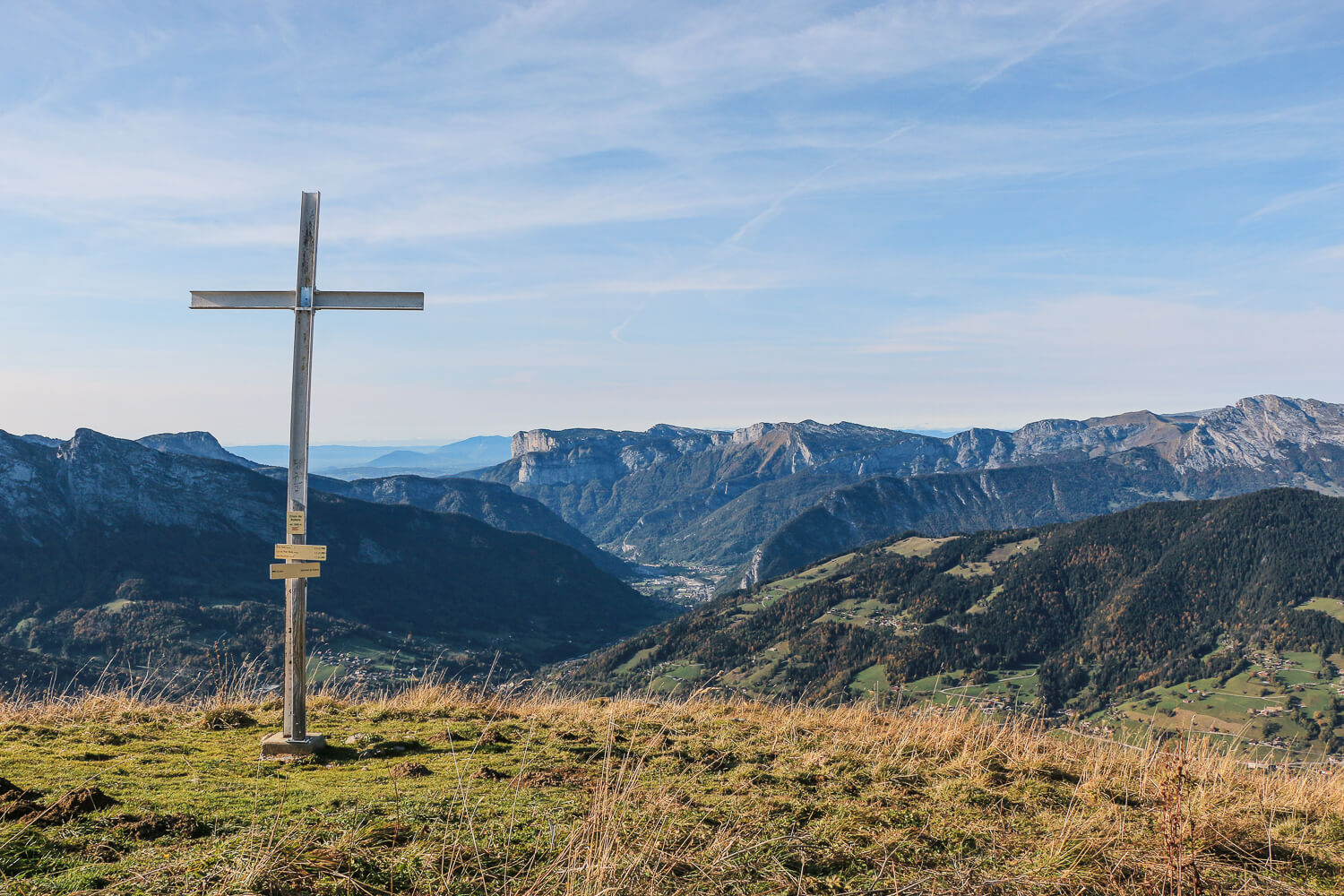 croix du sulens et vue sur la vallée de thônes