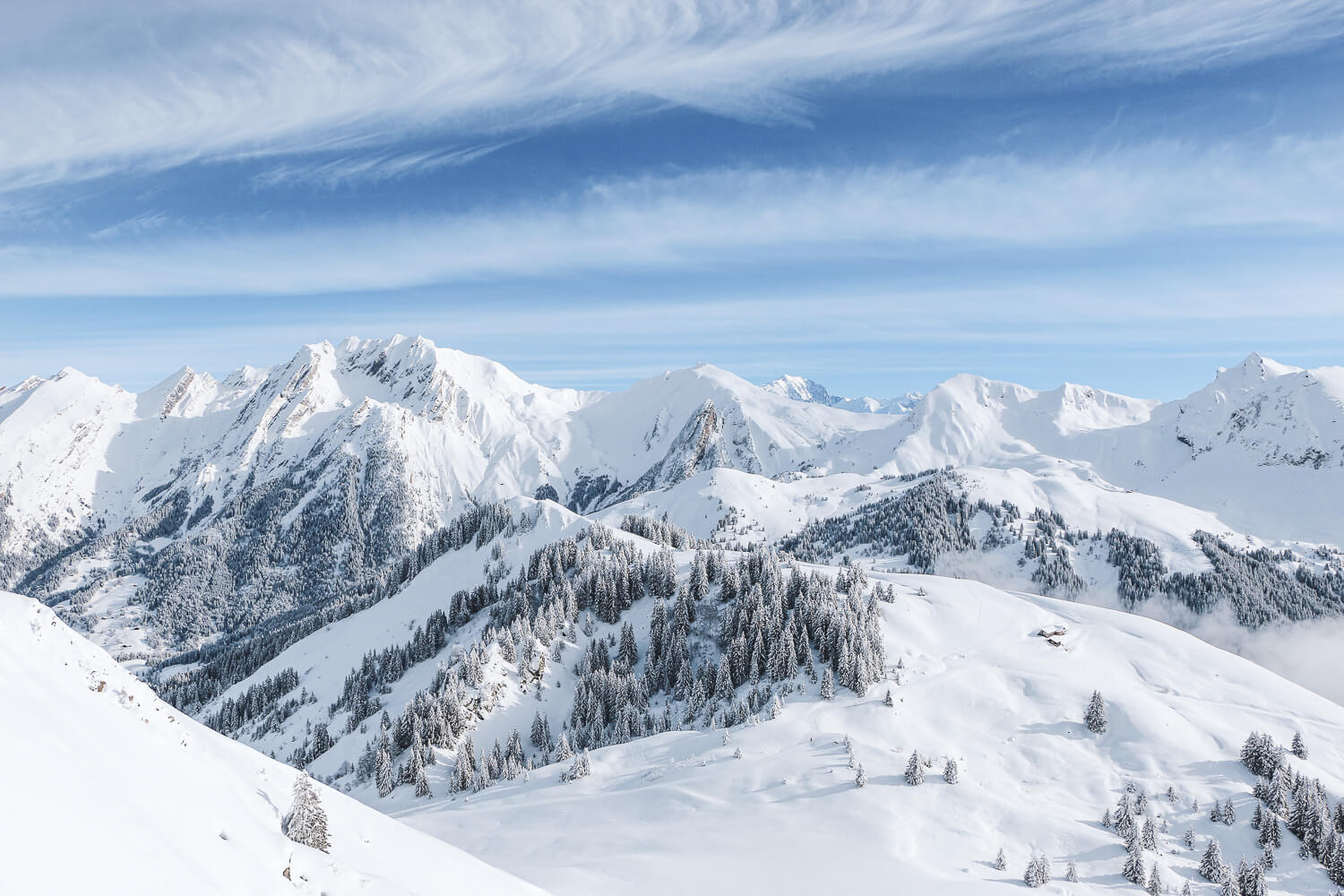 vue sur la chaîne des Aravis et le Mont Blanc depuis le sulens, en hiver