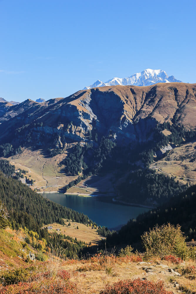 lac saint guérin beaufortain et vue sommet mont blanc
