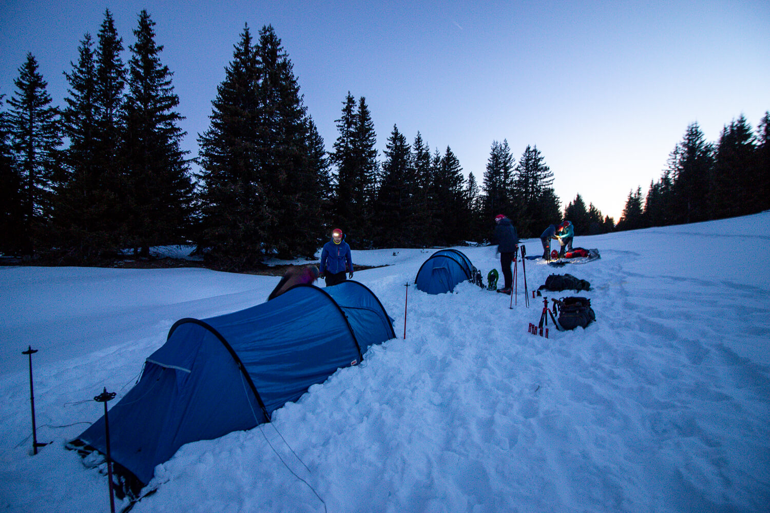 montage des tentes bivouac en hiver