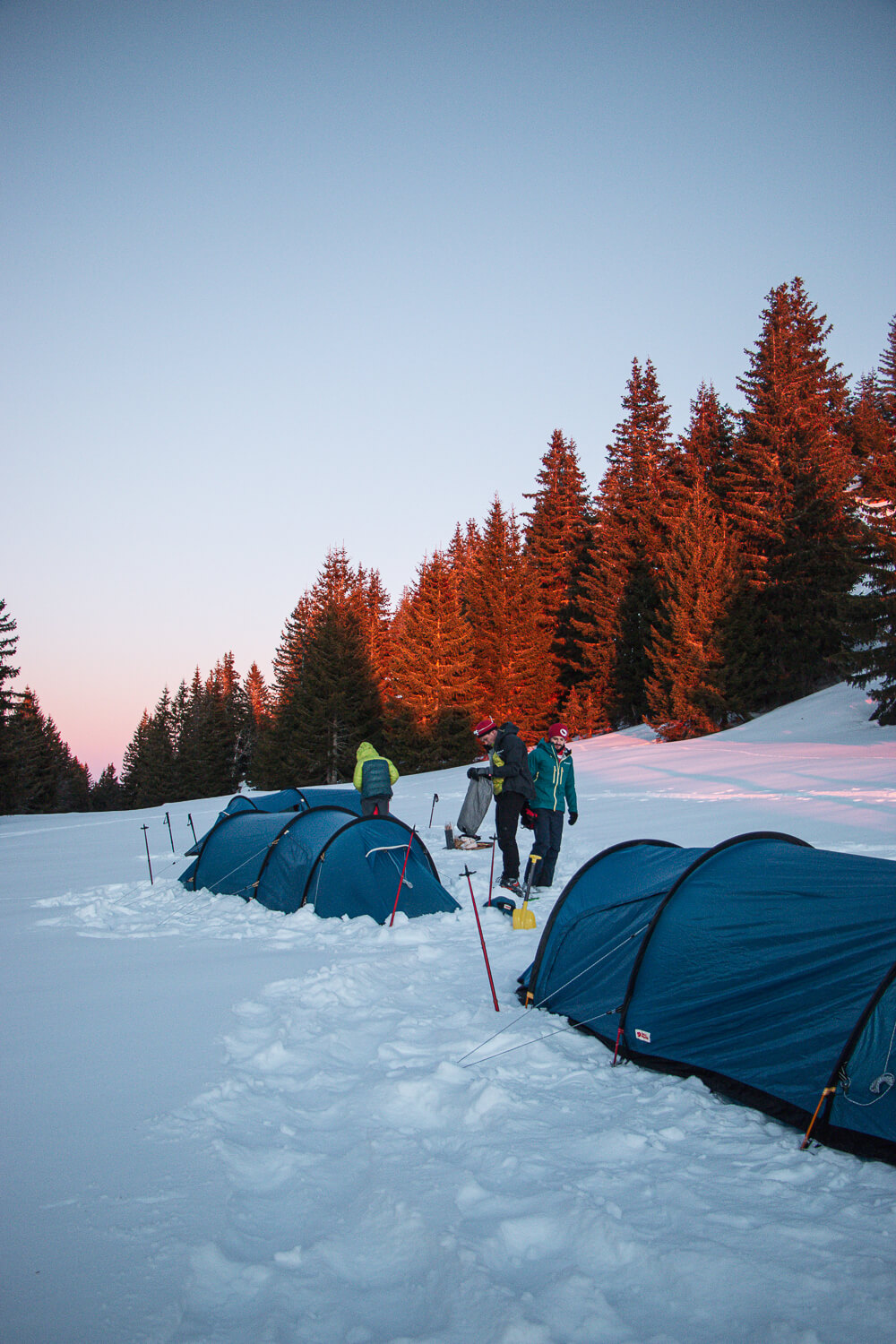 installation des tentes bivouac hivernal