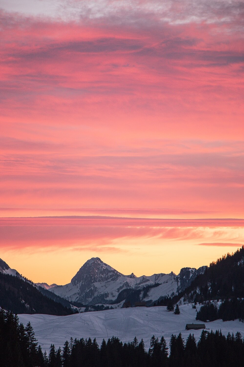 coucher de soleil depuis le plateau des glières dans les Alpes