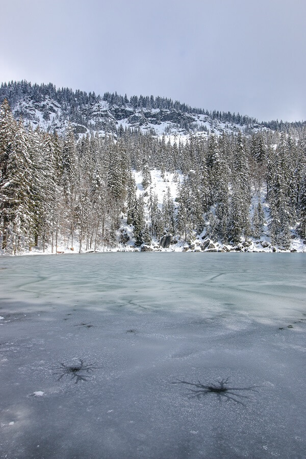 lac vert gelé en hiver