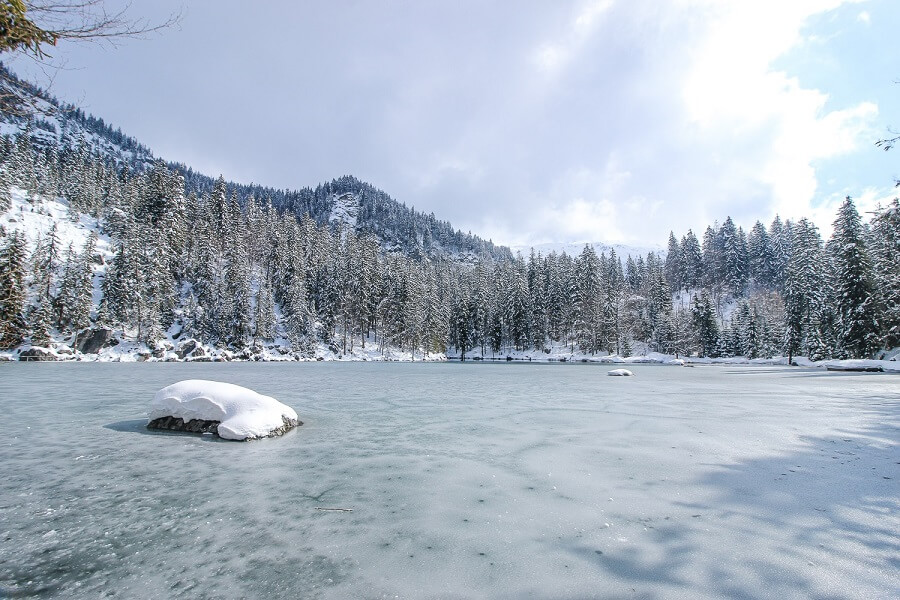 Le Lac Vert de Passy Plaine Joux gelé en hiver