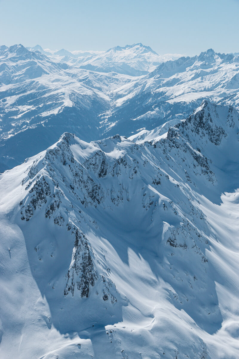 sommets enneigés en Savoie en hiver