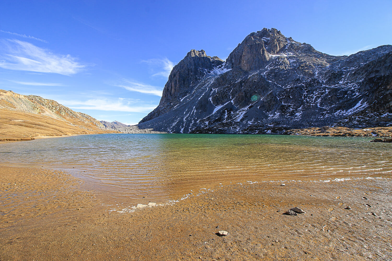 Le lac rond sur le GR57 dans le massif des Cerces