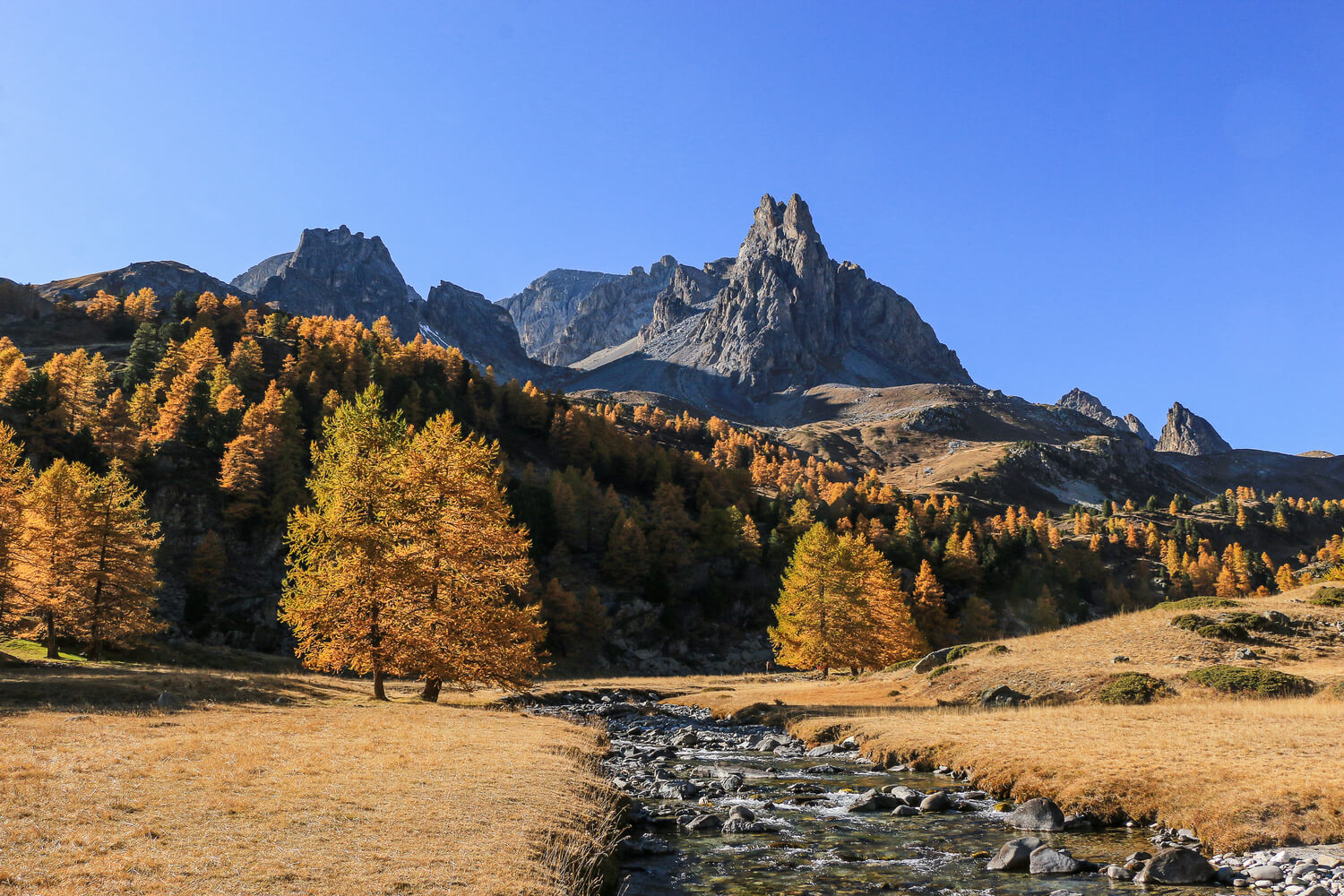 paysages de la vallée de la clarée en automne